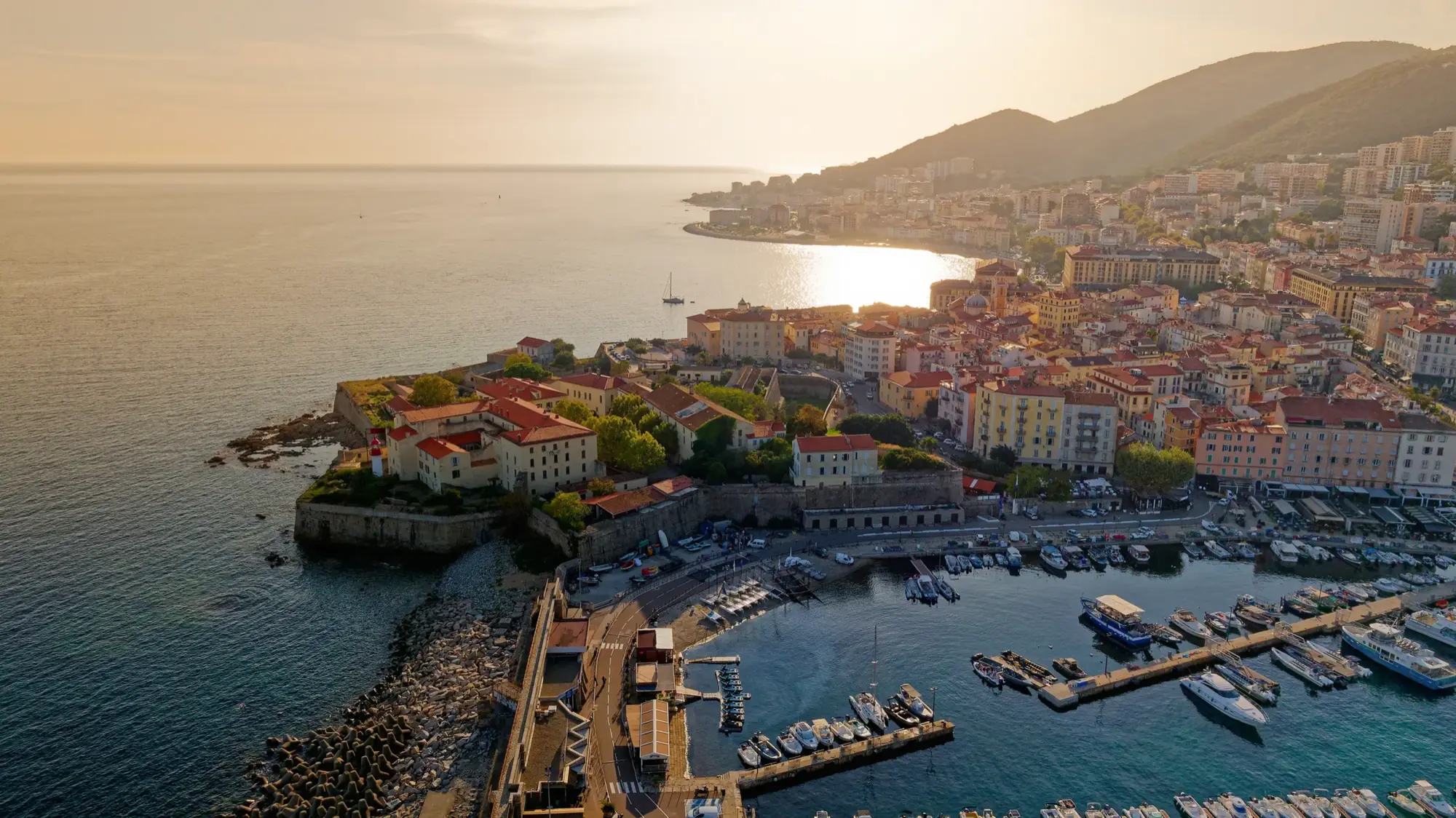 Vue aérienne de la vieille ville d’Ajaccio, de la Citadelle et du port au coucher du soleil